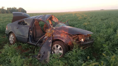 Imagem da notícia Capotamento destrói carro e deixa mulher em estado grave em Paraíso das Águas